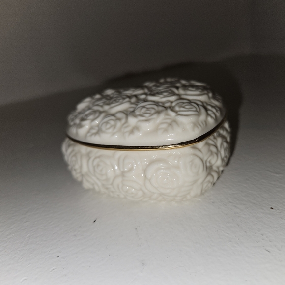 Vintage Rose Detailed Heart Box - Picture 3 of 10